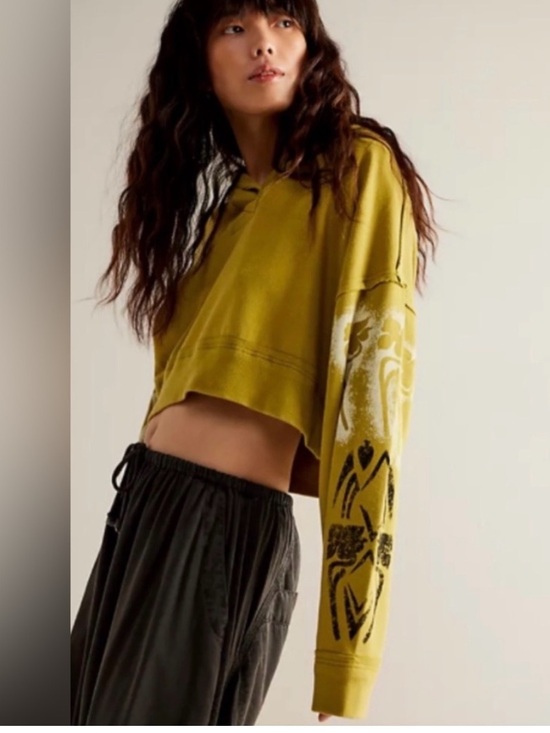 We The Free Tops - NWOT Free People We the Free Love Again
Cropped Graphic Hoodie large